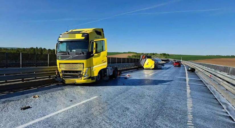 Sokkoló fotók az M6-osról: 25000 liter tej folyt ki az autópályára