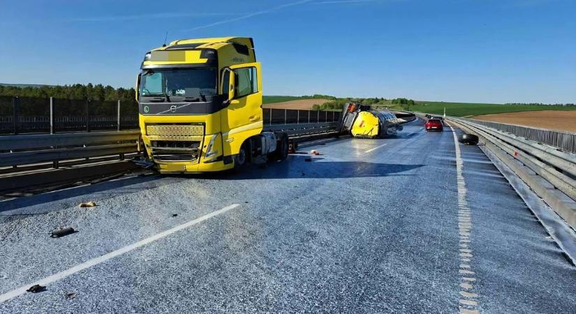 Elképesztő baleset: felborult a kamion, tejben úszott az egész autópálya