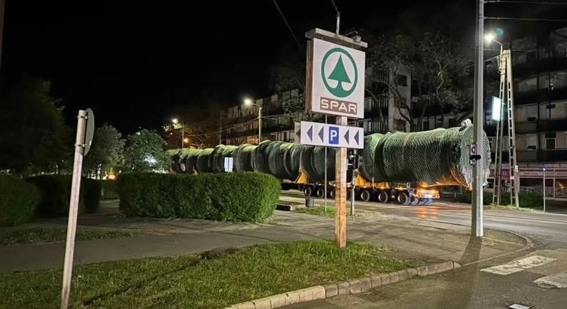 Rejtélyes rakományt szállító kamion akadt el Hatvannál – Csak találgatni lehet, mit szállítottak