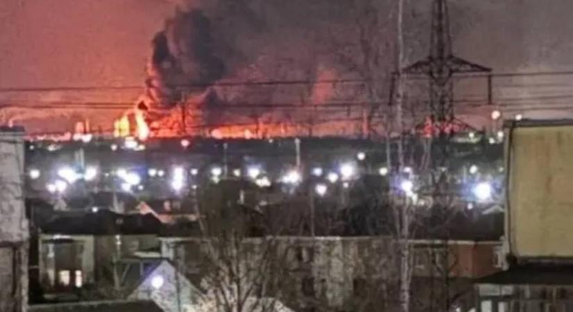 Lángokban egy orosz olajfinomító – ukrán drónok több régiót és a Krímet is megtámadták