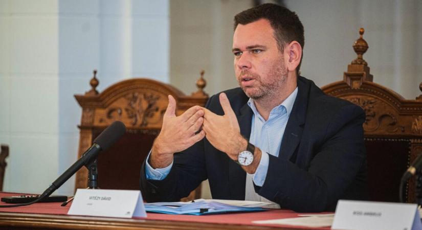 Svájci vasút a csuklón: milyen órát hord Vitézy Dávid?