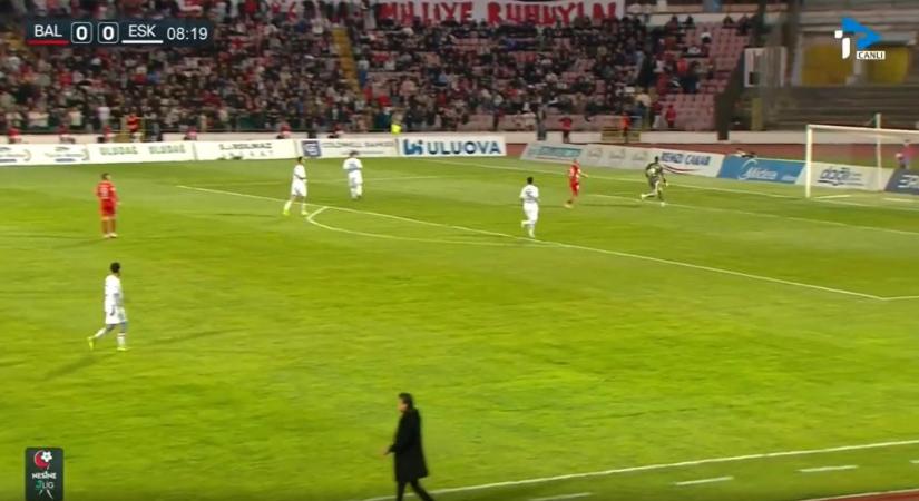 Burleszk a focipályán: úgy megzavarodott a kapus, hogy a hátával adott gólpasszt az ellenfélnek