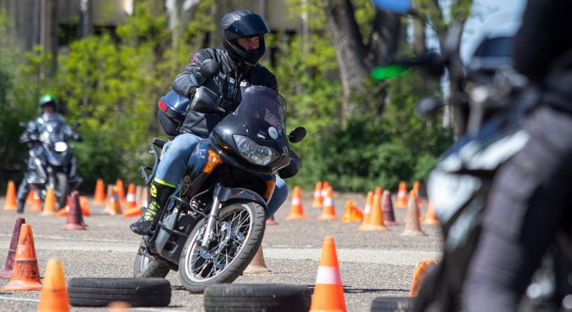 Új technikákat tanulhattak a motorosok a Füredi Autósiskola szezon előtti tréningjén  fotók