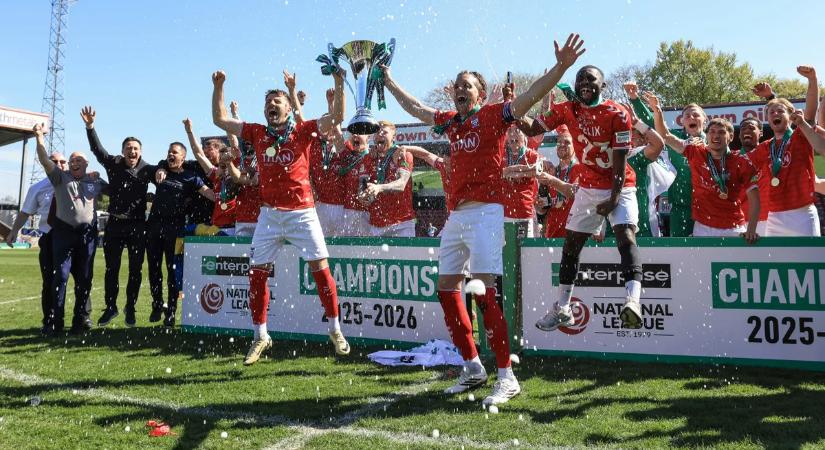 Óriási futballdráma Angliában: túl korán örültek a pályára rohanó szurkolók