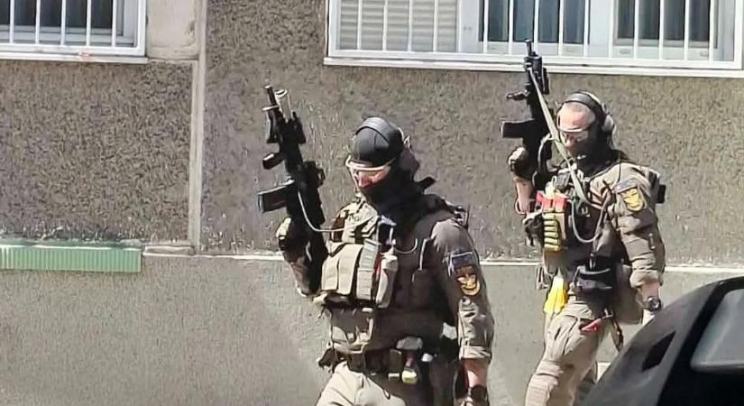 Szürreális jelenetek Kelenföldön: egy férfi baltával a kezében sétálgatott a rendőrök között a túszdráma közben