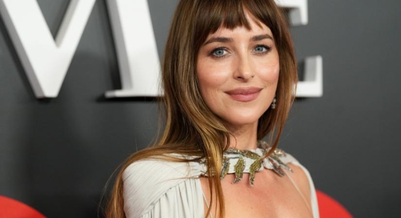 Dakota Johnson görög istennőként tündökölt a vörös szőnyegen: soha nem viselt még ennyire előkelő és mesés ruhát a színésznő