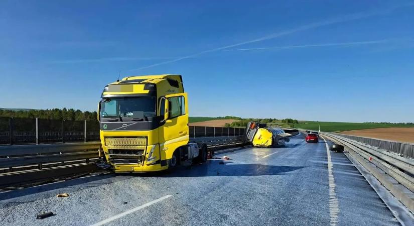 Fotókon a baleset az M6-oson, huszonötezer liter tej öntötte el az autópályát
