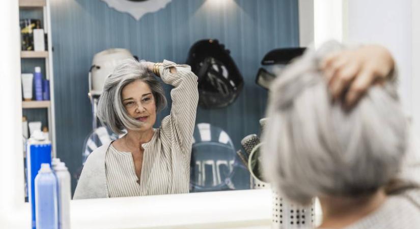 Ez a frizura a félig lenőtt ősz hajat is elegánssá teszi: így lehet fiatalos a lekopott festés