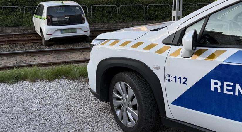 Sínen végezte a budapesti autós, miután összekeverte a pedálokat