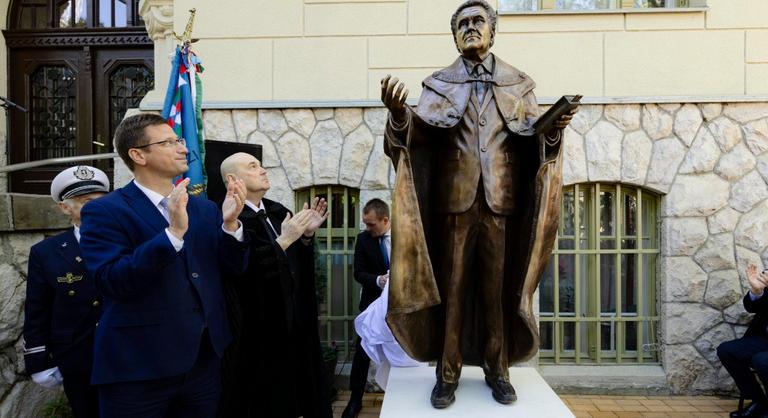 Gulyás Gergely és Semjén Zsolt közösen avatta fel a Tisza Párt leendő egészségügyi minisztere apjának szobrát