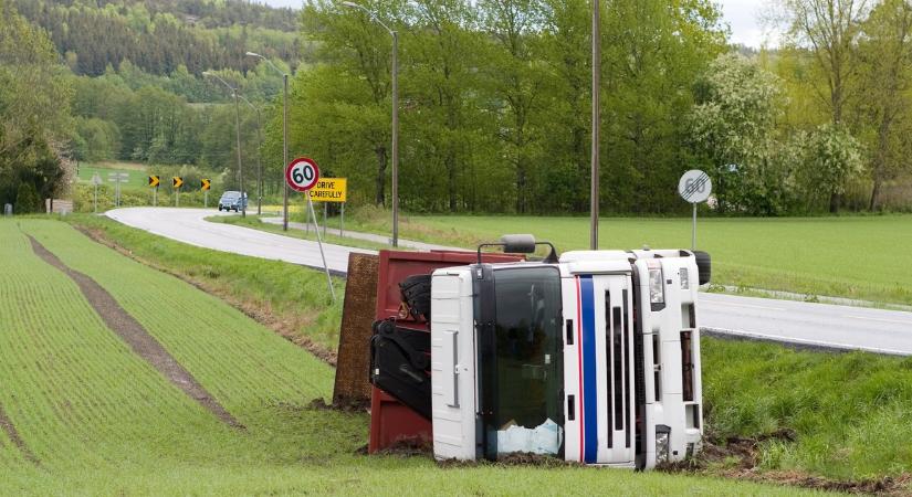 Sokkoló baleset az M6-oson: 25 ezer liter tej öntötte el az autópályát