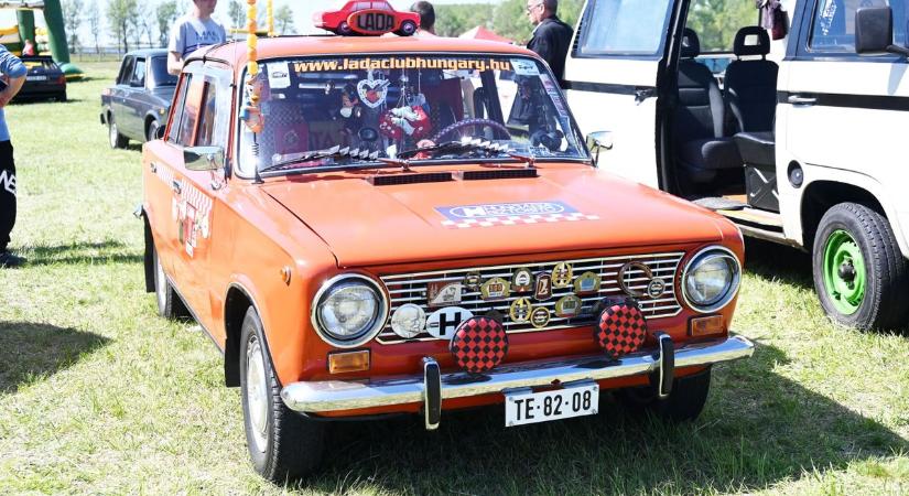 Igazi retro hangulat uralkodott a ceglédi járműtalálkozón, ahol még ügyességi verseny is volt – galériával