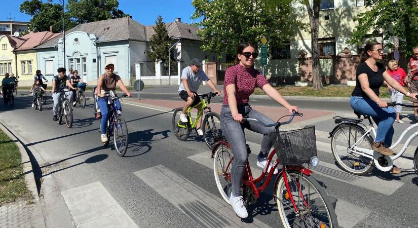 Kerékpárosok bénították meg a forgalmat Baján, de ezt most senki sem bánta  fotók, videó