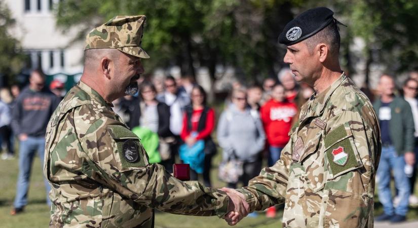 Harminckét év szolgálat, tíz misszió: Klapka-gyűrűvel tüntették ki a tatai dandár katonáját