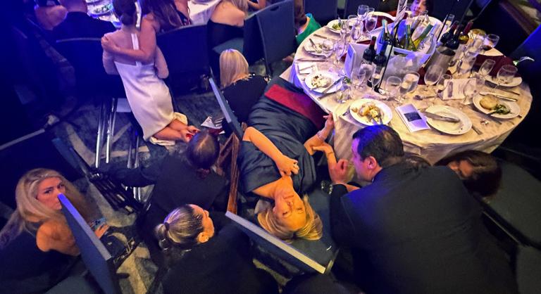 Több vendég a wc-ben, mások asztal alatt barikádozták el magukat lövöldözés alatt