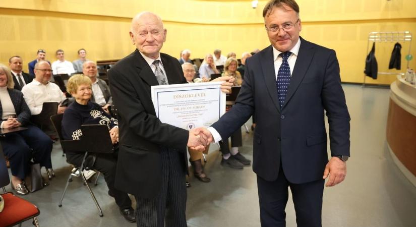 Dr. Pálos Miklós rangos elismerést vehetett át a Szekszárdi Ügyvédi Kamara ülésén (galéria)