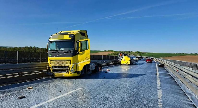 Nem mindennapi baleset: több ezer liter tejben úszott az egyik magyar autópálya