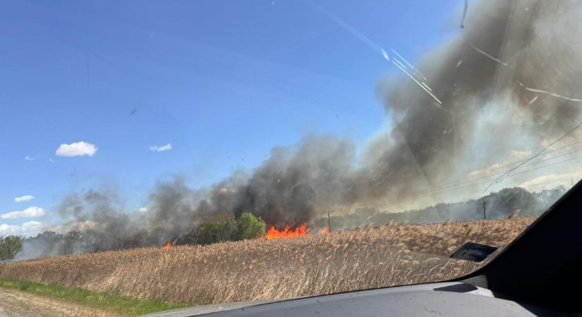 Lángtenger? 6 méteres tűzfalról beszélnek a szabolcsi autósok!
