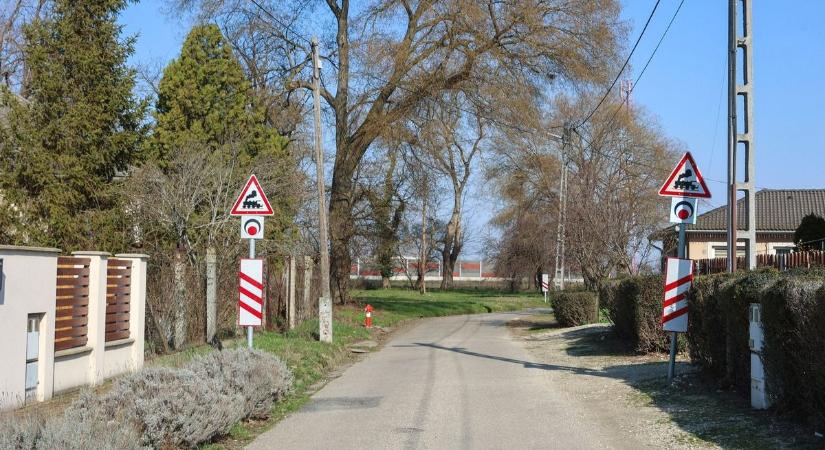 Lezárják a vasúti átjárót Hatvanban, a munkába járók terelőutakon közlekedhetnek