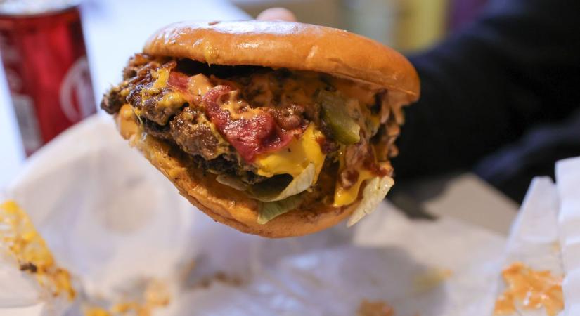 Ingyen burgert osztanak jelmezeseknek Pécsen!