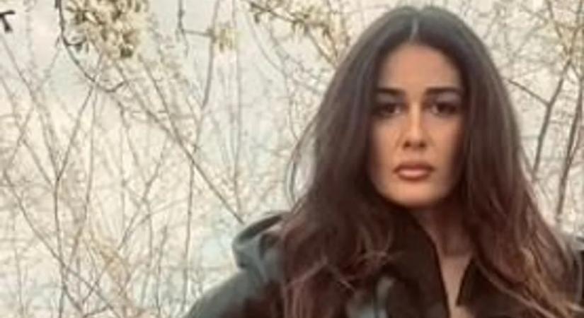 Fekete miniruhában mutatta meg elképesztő alakját a magyar énekesnő