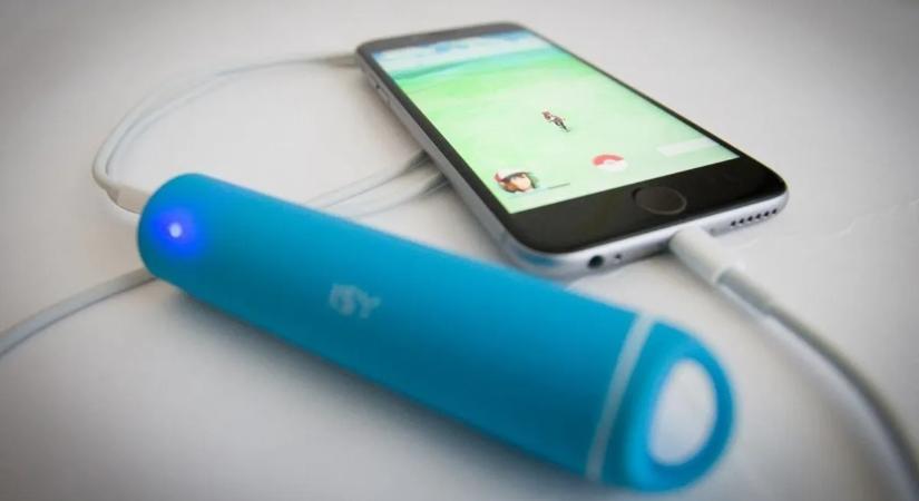 Valóban káros éjszakára töltőn hagyni a telefont?