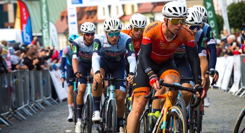 Évi 34 ezer kilométer a nyeregben: Pisók István elárulta, hogyan készülnek a profi bringások – galériával