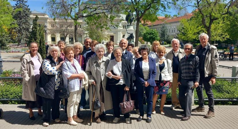 Szívbemarkoló összetartás: 30 év után is együtt a BÁCSBER-esek – 104 barátjukra emlékeztek