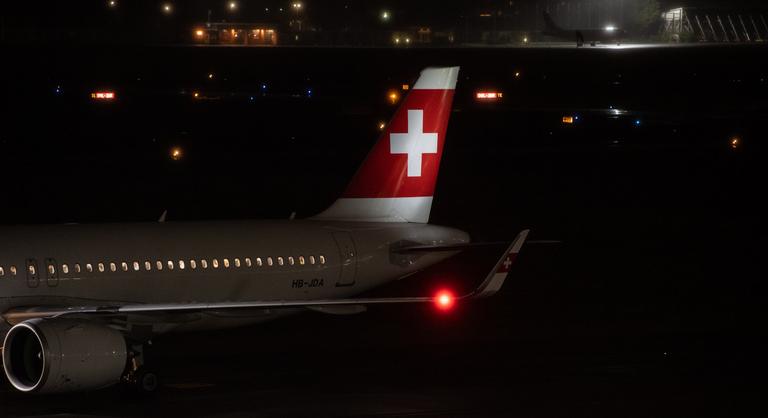 Felszállást követően gyulladt ki egy Zürichbe tartó repülőgép hajtóműve, pánik tört ki a fedélzeten