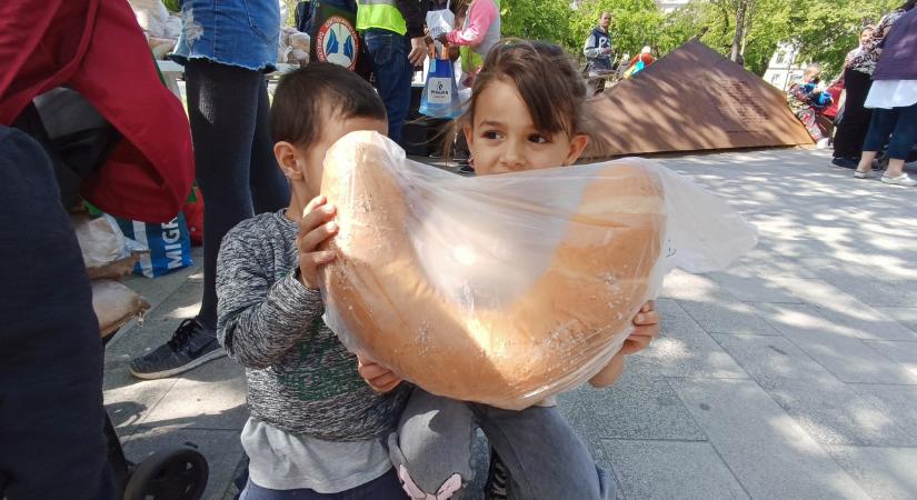“Aranyoskáim, örülök, hogy esélyt kapunk egy jobb életre” – 159 vendég a debreceni civilek ételosztásán