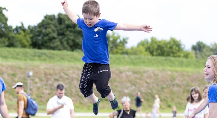 Nem csak az ollót forgatják mesterien, a szívük is aranyból van: rászoruló gyerekeken segítenek