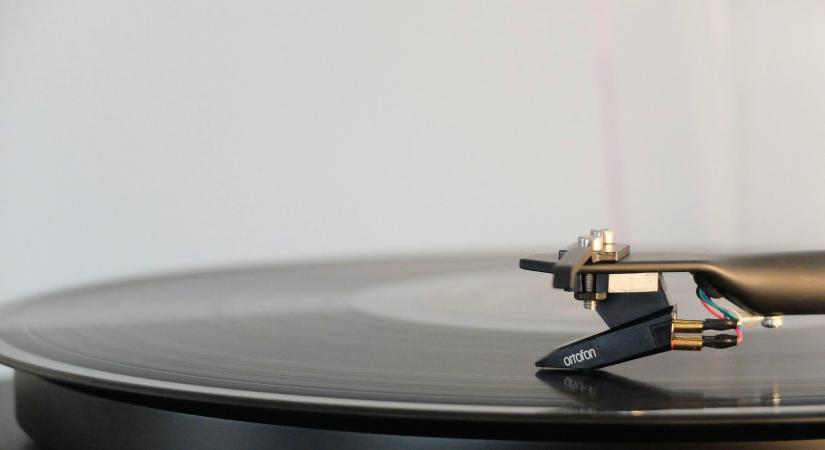 Nem megy ki egy zene a fejedből? Ezért olyan alattomos a dallamtapadás a mesterséges intelligencia korában