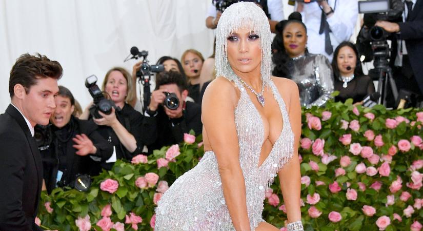 Túl drága? Az énekesnő 15 milliárd forintot költött a ruhájára, amiben megjelent a vörös szőnyegen