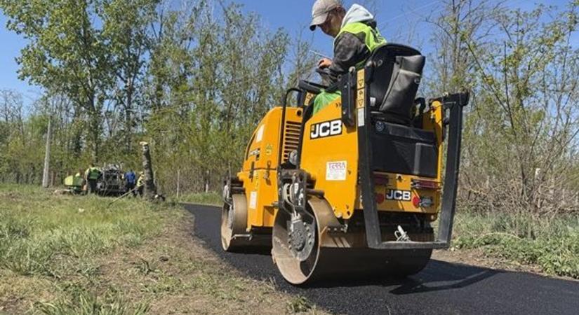 Már az utolsó simításoknál tartanak, hamarosan elkészül a kerékpárút