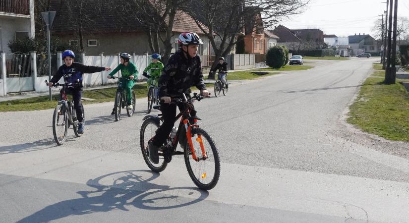 A biztonságos és önálló biciklizésre tanítják a diákokat Győr-Moson-Sopronban