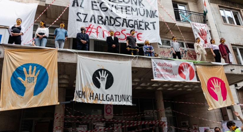 „Újra forronganak az SZFE hallgatói” – a vezetés közreműködés helyett fenyegetéssel csillapítaná a kedélyeket