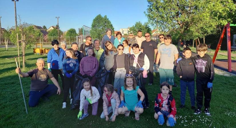 Játszótereket takarítottak a bátaszéki székelyek (fotókkal)