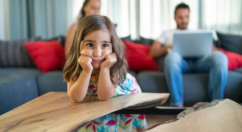 Így lesz a gyerekből bizonytalan felnőtt: jó szándékú kontroll, ami elveszi az önállóságot