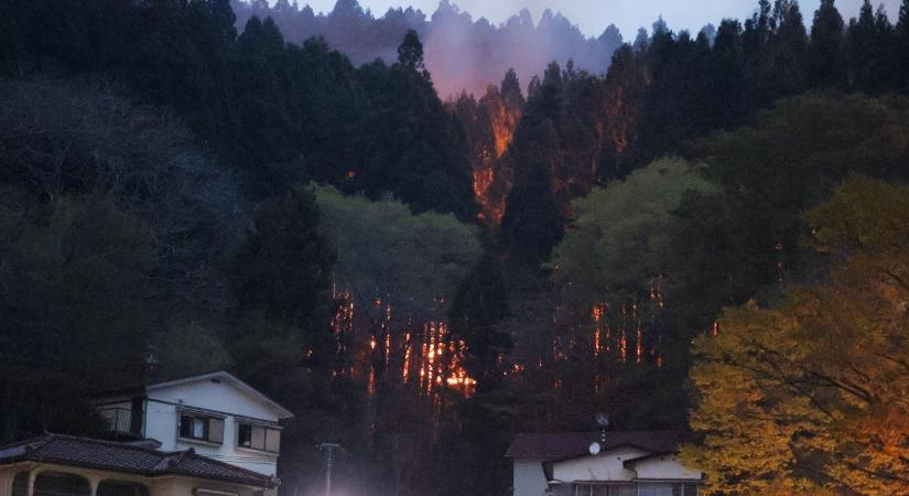 Pokoli fotók a Japánban tomboló tűzvészről