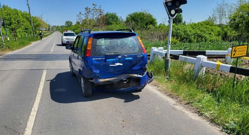 Baleset a vasúti átjárónál Füzesabonyban: két autó ütközött, az egyik sofőr elhajtott