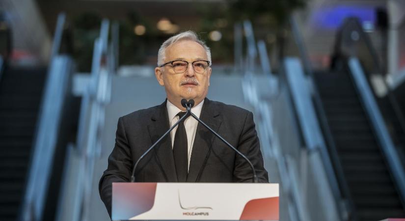 Maradhat a Mol élén Hernádi Zsolt