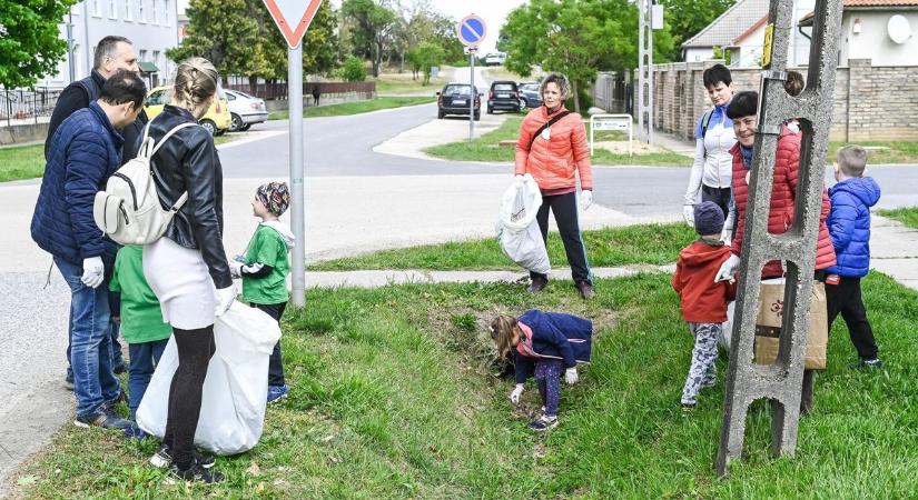 Az óvodások is szedték – összefogással tisztították meg Tolna utcáit