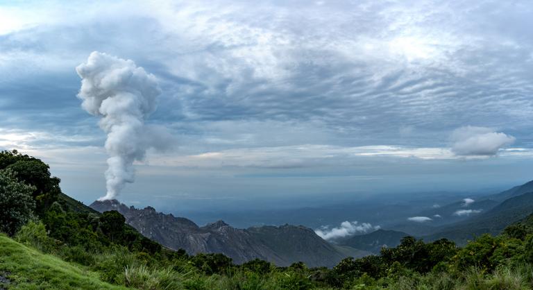 Virális videó terjed: életüket mentve menekültek a túrázók a kitőrő guatemalai vulkán környékéről