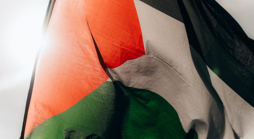 Izraeli kormányellenes tüntetésen koboztak el egy magyar zászlót