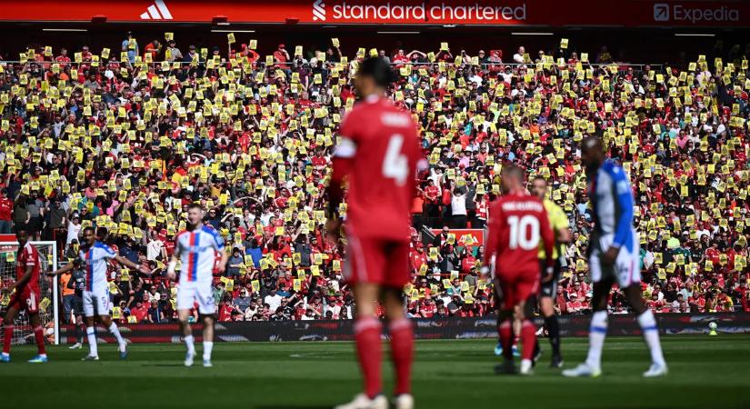 Eltakarta, hogy vigyorog: Áll a bál Liverpoolban, háborognak a szurkolók