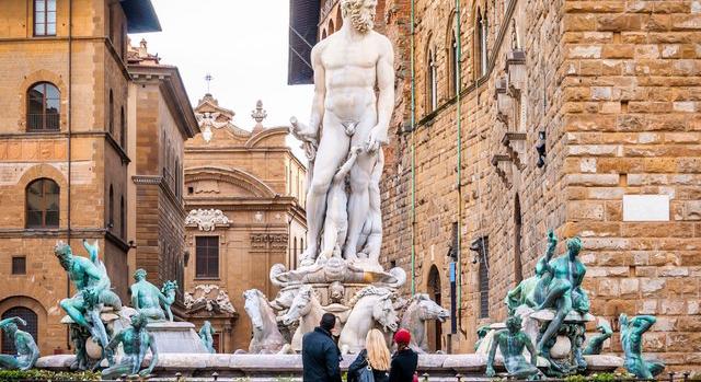 Turista rongálta meg a firenzei Neptun-kutat