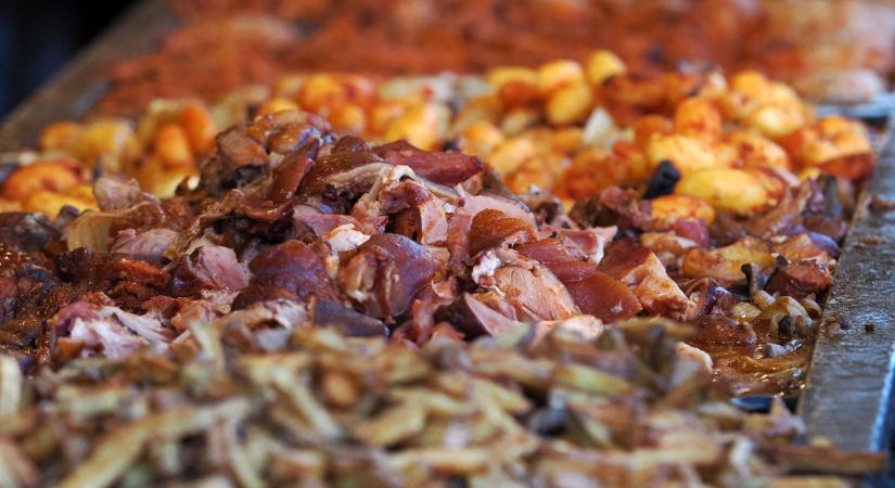 Berúgta az igazi tavaszt a balatoni gasztrofesztivál: fotókon az alsóörsi Csülökparádé