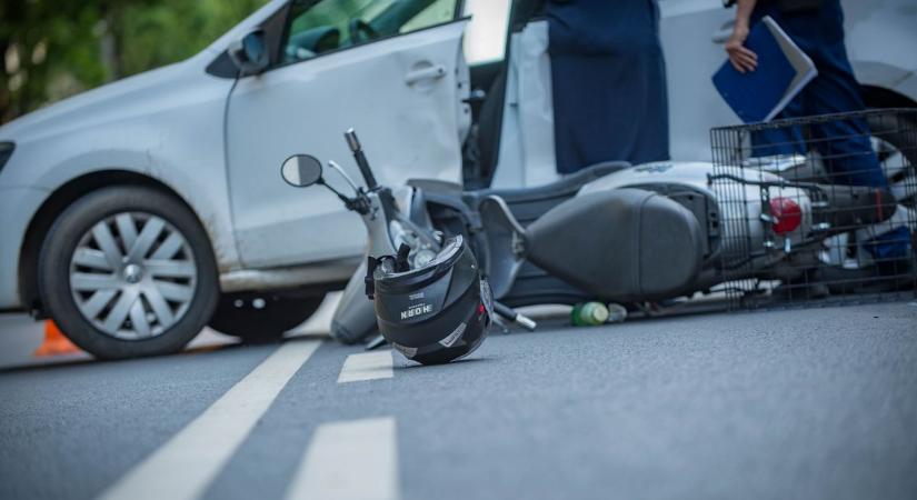 Elütöttek egy szabálytalanul közlekedő ételfutárt Pécsen, súlyosan megsérült