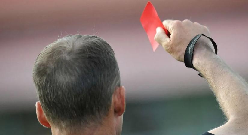 Balhé egy magyar focimeccsen: Kés villant a szurkolók között