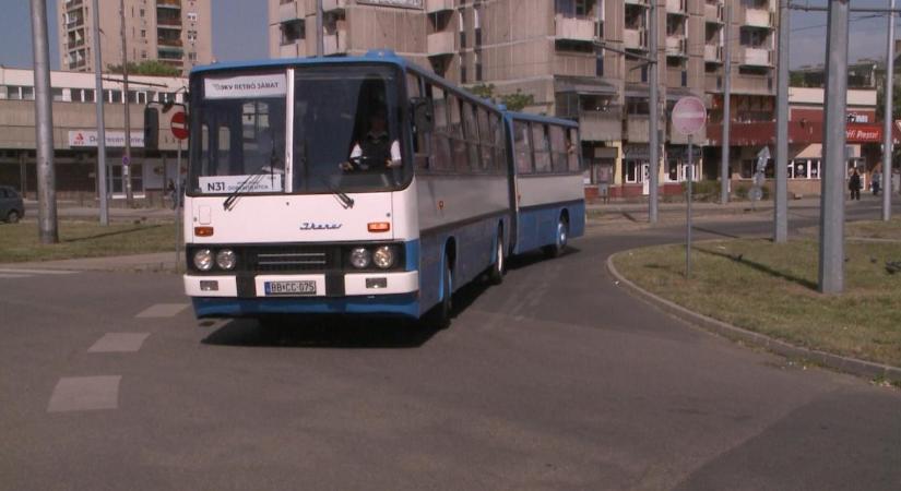 Könnyek és emlékek a 31-esen: retro járművek gurultak végig Debrecen utcáin – videóval